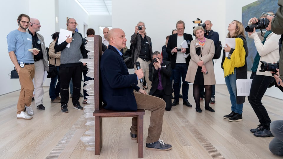 Sam Keller, Direktor der Fondation Beyeler, sitzt auf einem Kunstobjekt.