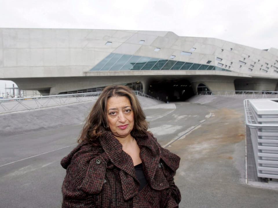 Zaha Hadid vor dem the Science Centre «phæno» Wolfsburg (2005).