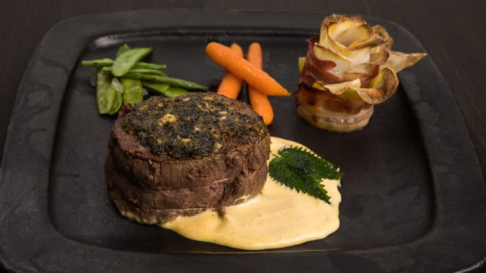 Regulas Rindsfilet mit Kräuterkruste, Ofenkartoffeln und Gemüse.