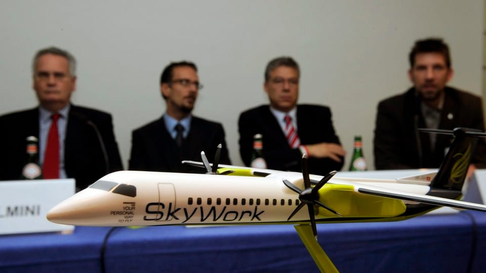 Pressekonferenz, Skywork-Flugzeug im Vordergrund