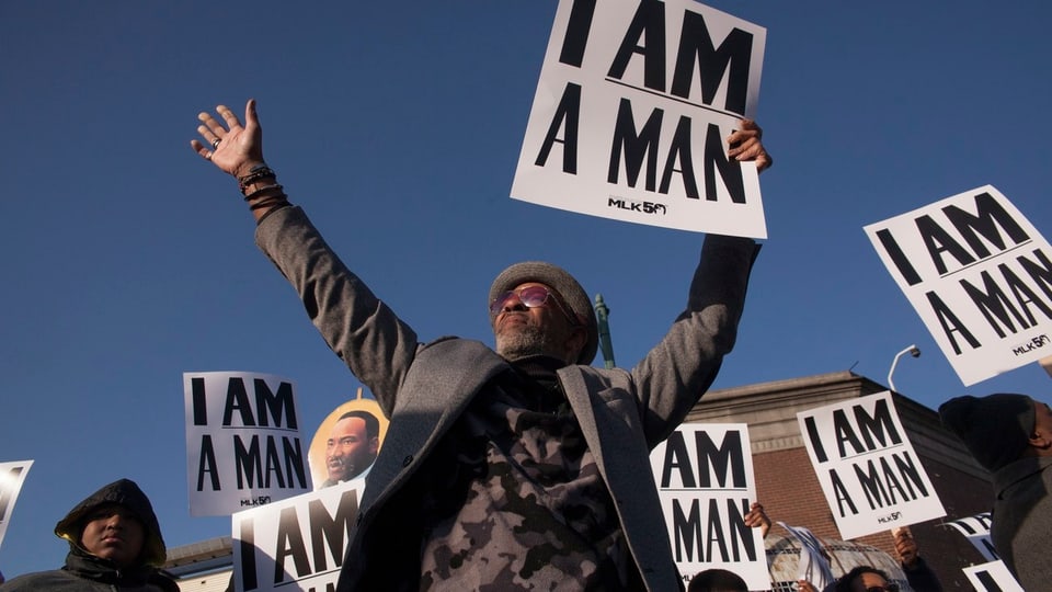 Schwarze demonstrieren mit Plakaten, auf denen «I am a Man» steht.