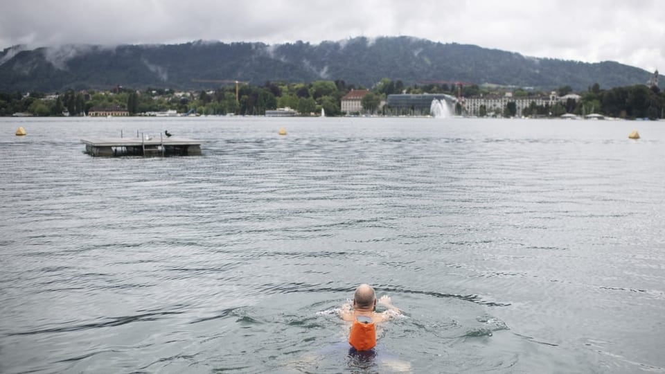 Ein Mann schwimmt im Zürichsee im Seebad Utoquai.