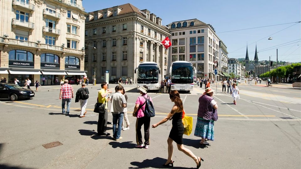 Der Schwanenplatz mit Cars udn Fussgängern 