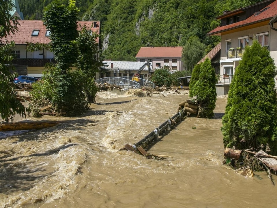 Das slowenische Dorf Crna na Koroskem ist am Sonntag komplett überschwemmt.