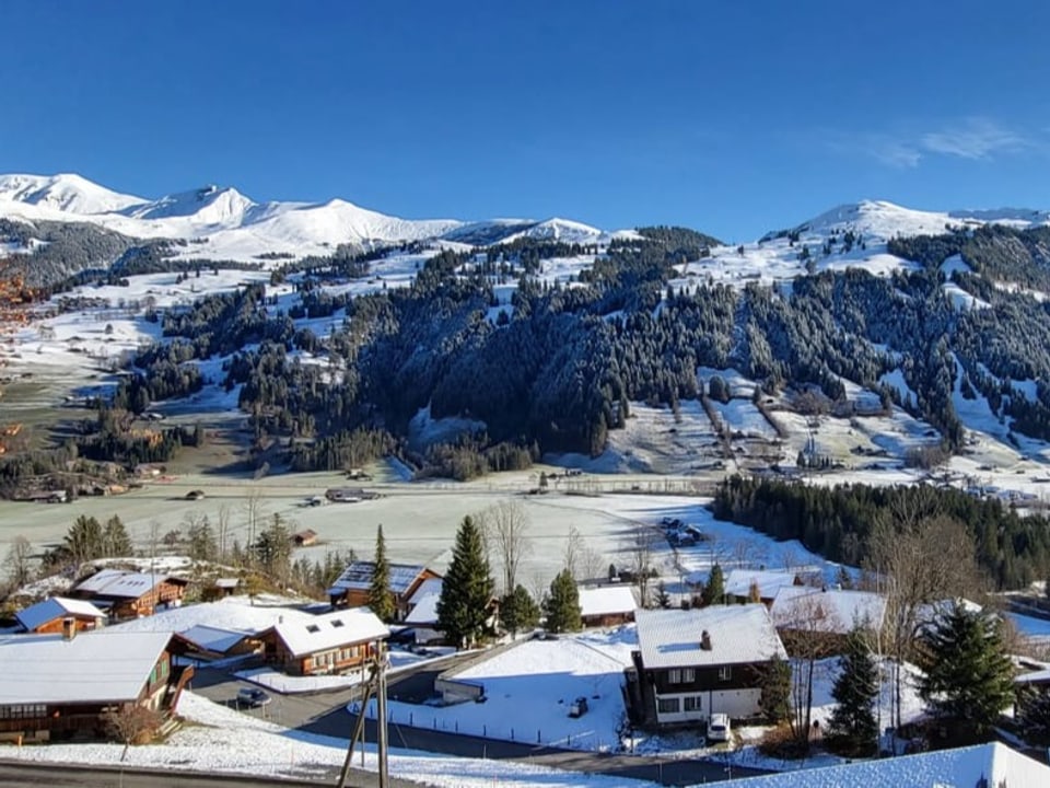 Pöschenried, Lenk/BE Frisch verschneite Landschaft.