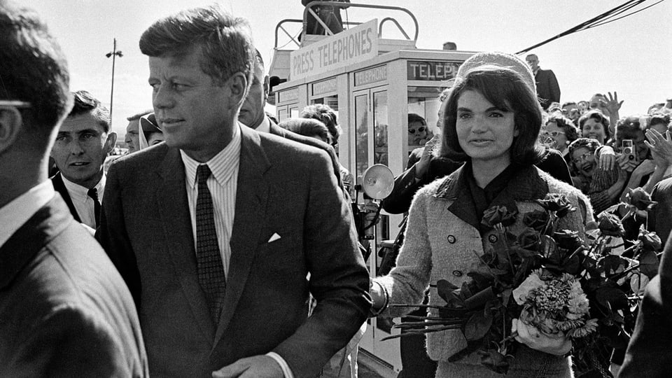 John F. Kennedy mit seiner Frau. 
