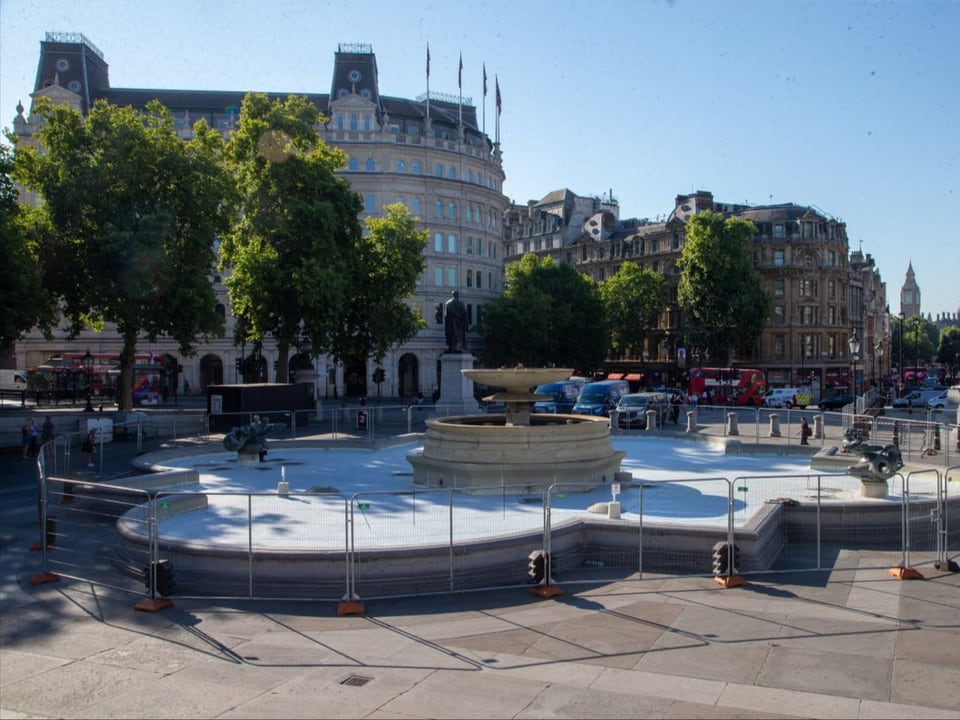 Der Brunnen am Trafalgar Square ist ohne Wasser.
