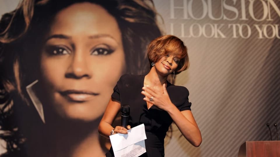 Whitney vor Coverbild ihres Albums