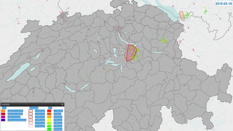 Auf der Schweizkarte markieren  farbige Punkte die Blitzeinschläg vom Freitag den 18. Mai 2018 um 18.00 Uhr.