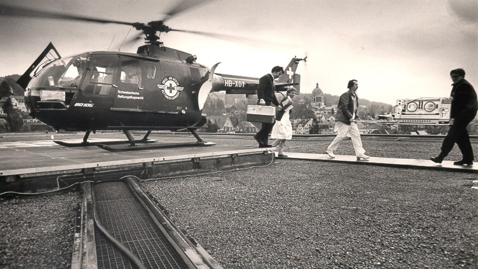 Die Ära der zweimotorigen Helikopter beginnt mit dem Bölkow BO-105-C, hier auf dem Kinderspital Zürich.