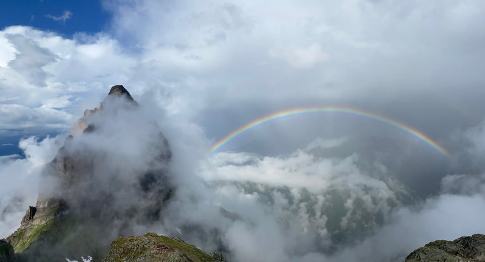 Regenbogen bei der SAC Dossenhütte 