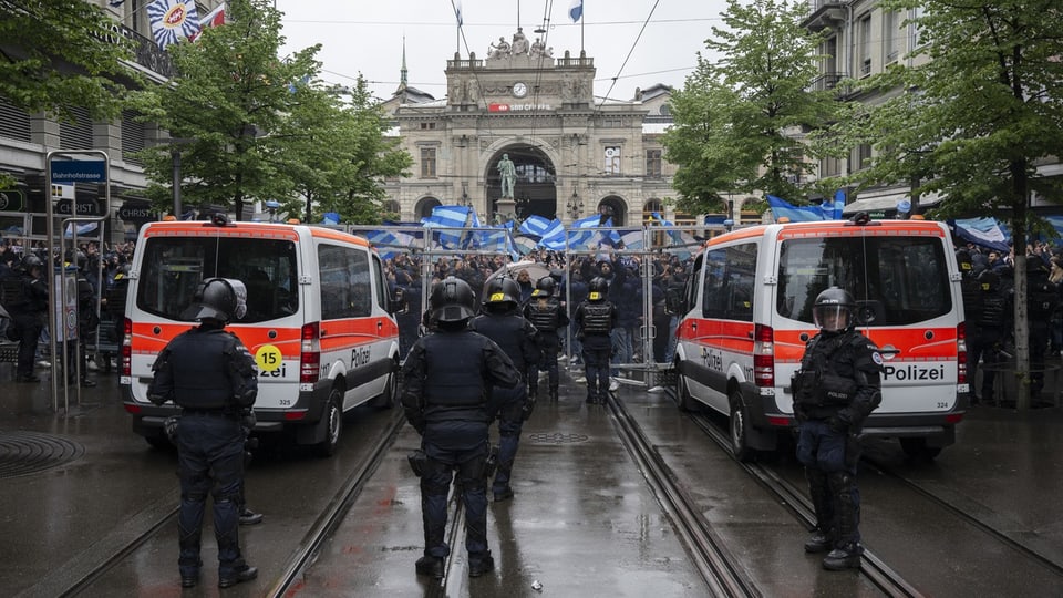 Mit Grossaufgebot vor Ort: Polizisten schirmen die FCZ-Fans beim Hauptbahnhof ab.