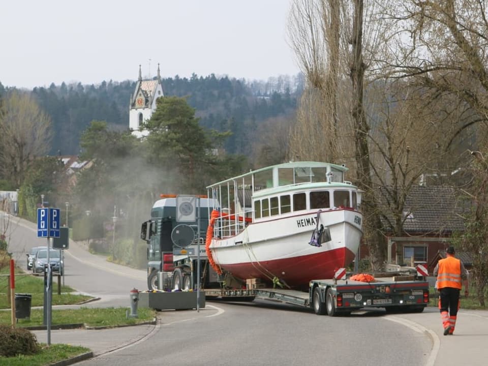 Die MS Heimat auf einem Lastwagen.