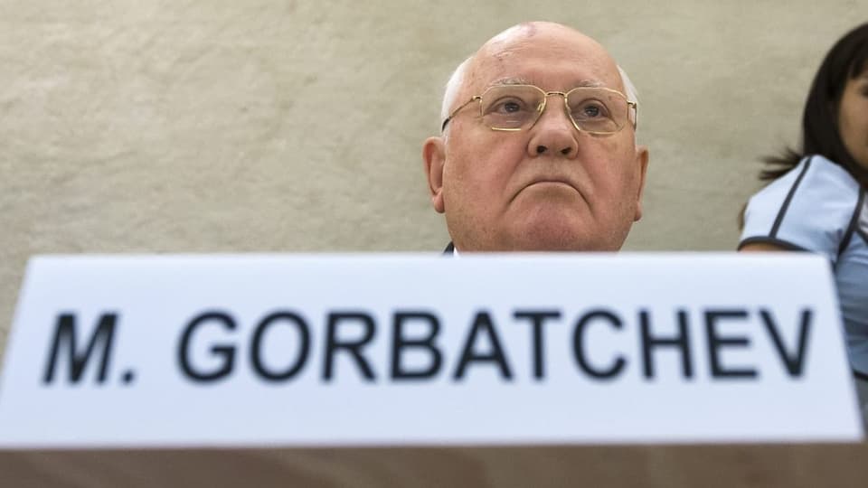 Gorbatschow sitzt hinter seinem Namensschild.