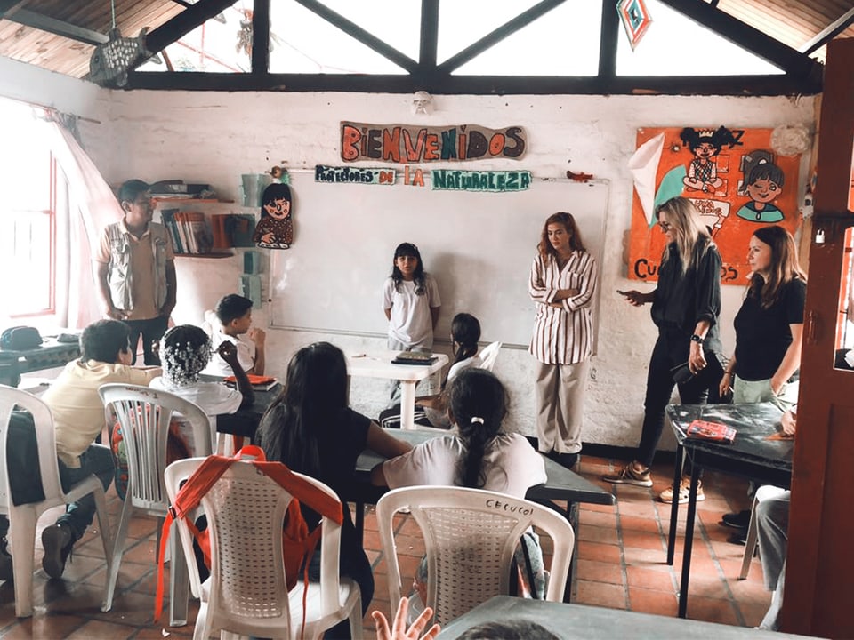 Sandra Schiess besucht eine Unterrichtsstunde in der Schule in Kolumbien
