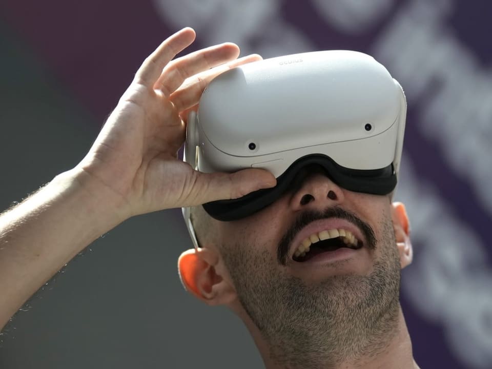 Mann mit einer Virtual Reality Brille.