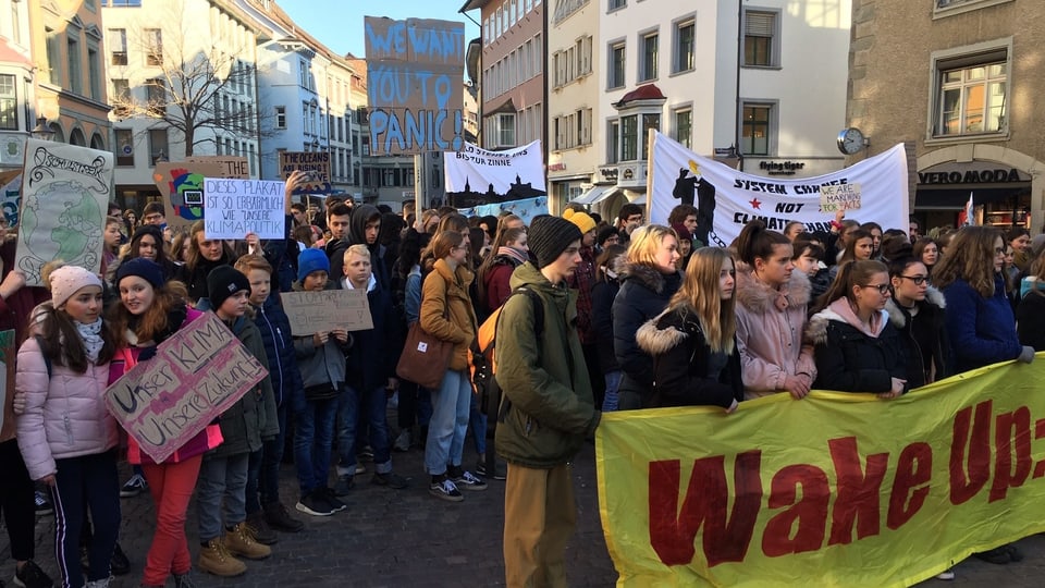 Jugendliche demonstrieren in Schaffhausen. 