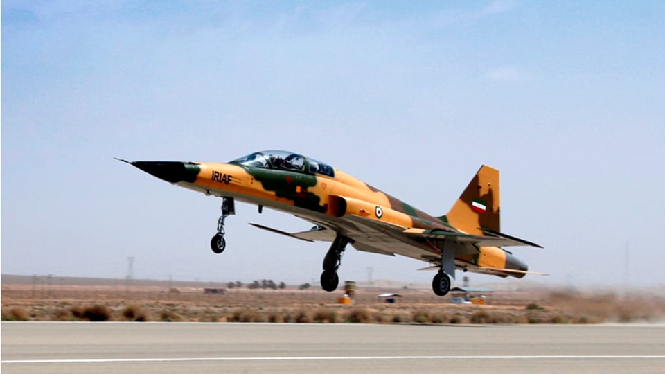«Kosar»: Irans erster Kampfjet