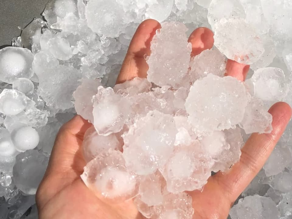 Viel Hagel in einer Hand