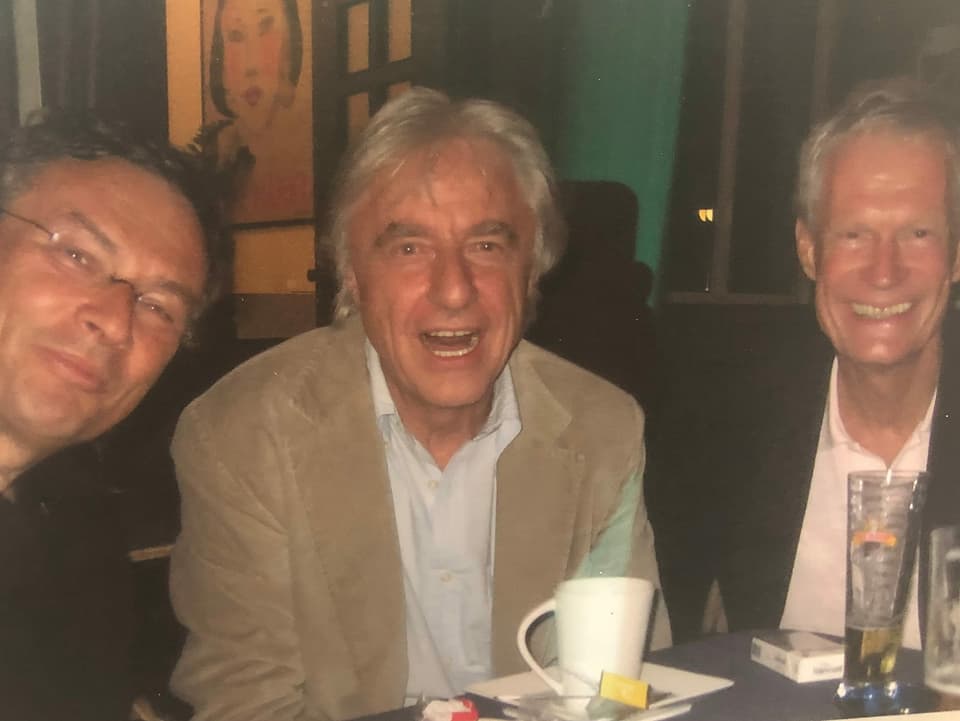 Drei Männer in einem Restaurant bei Bier und Café.