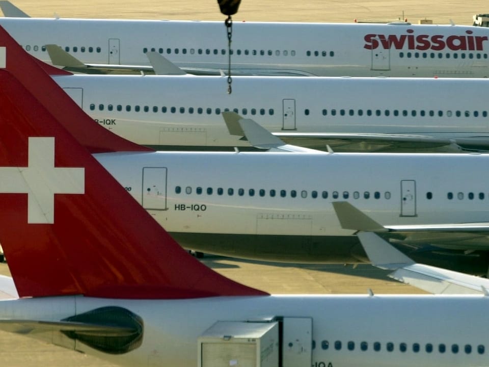 Mehrere Maschinen der damaligen Swissair stehen am Boden.