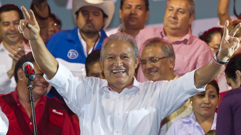 Sánchez Cerén in Siegerpose vor seinen Anhängern.