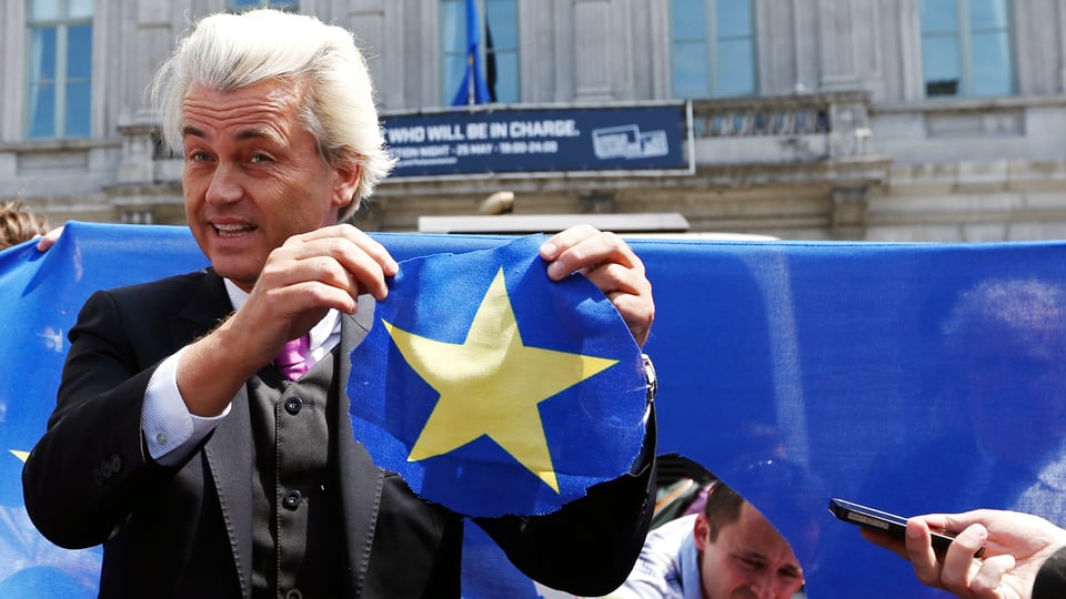 Geert Wilders hält den niederländischen Stern der EU-Flagge in die Höhe