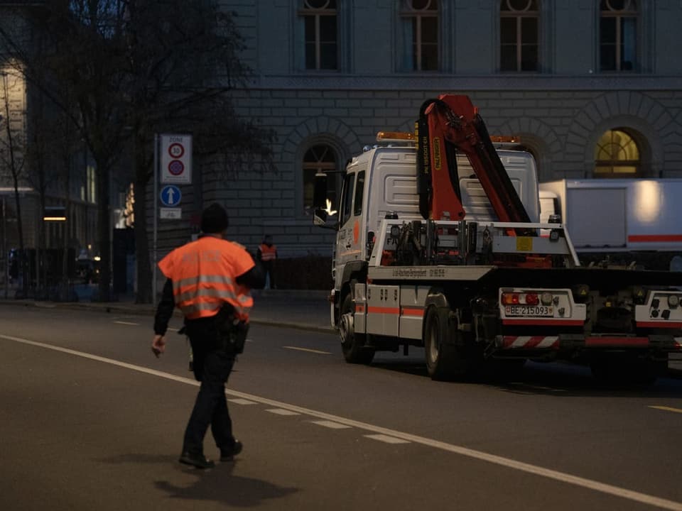 Ein Abschleppwagen der Polizei vor dem Bundeshaus