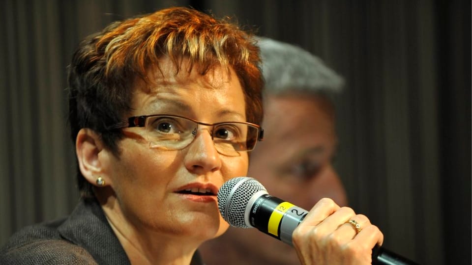 Regierungspräsidentin Sabine Pegoraro mit einem Mikrofon in der Hand