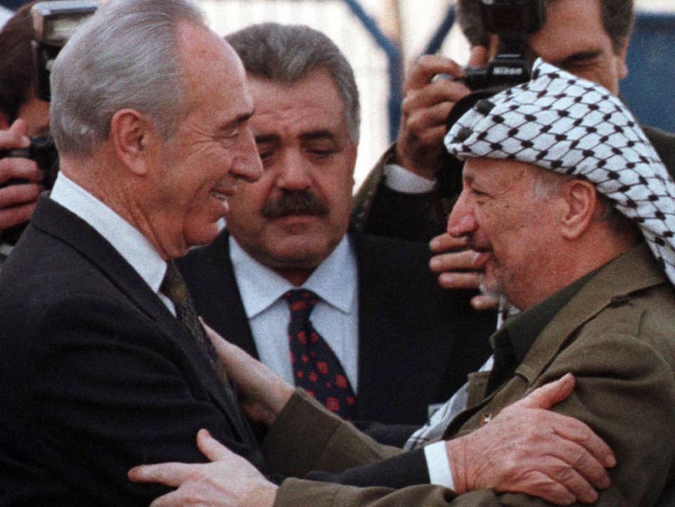 Arafat und Peres umarmen sich 