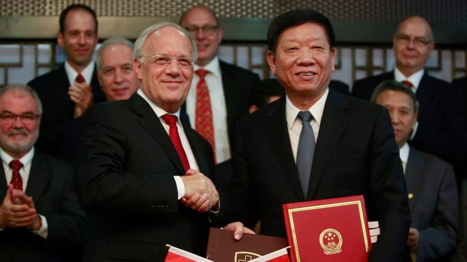 Schweiz und China reichen sich die Hände.
