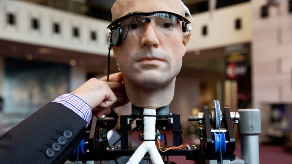 Ein Experte bereitet einen Roboter mit mensch-ähnlichem Gesicht für eine Ausstellung in Washington vor.