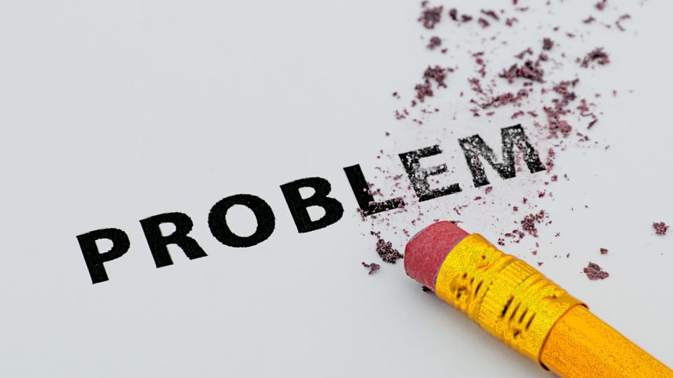 Bleistift mit Gummi radiert das Wort Problem aus.
