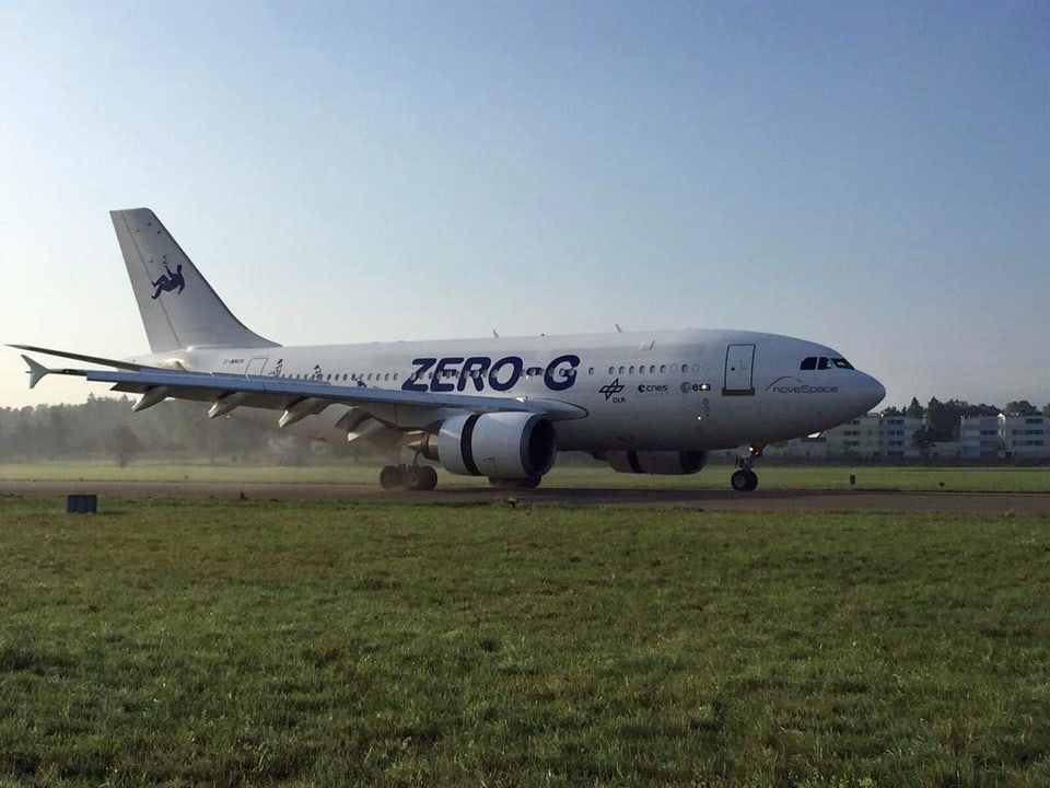 Airbus A310 rollt auf der Piste in Dübendorf zum Hangar