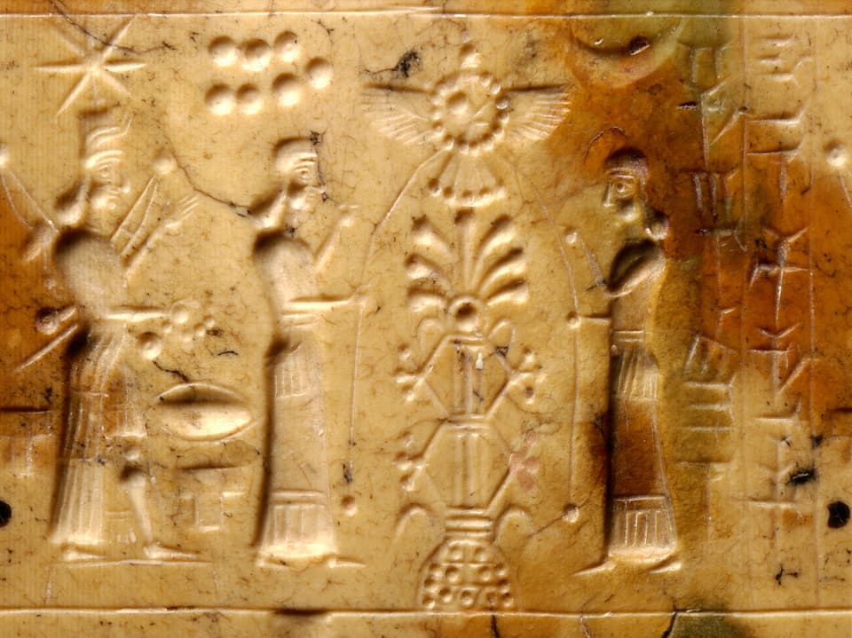 Eine in einen Stein gemeisselte Szene mit drei Menschen und kryptischen Zeichen.