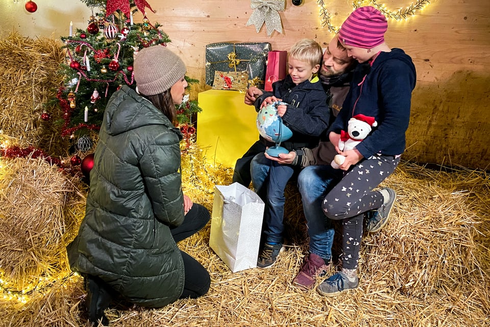 Kiki Maeder mit einer schönen Adventsüberraschung für Familie Hurni im Dezember 2021.