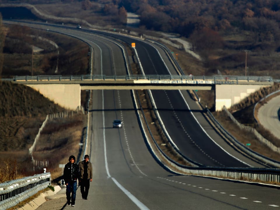Zwei lange Autobahnstrassen schlängeln sich durch die Landschaft