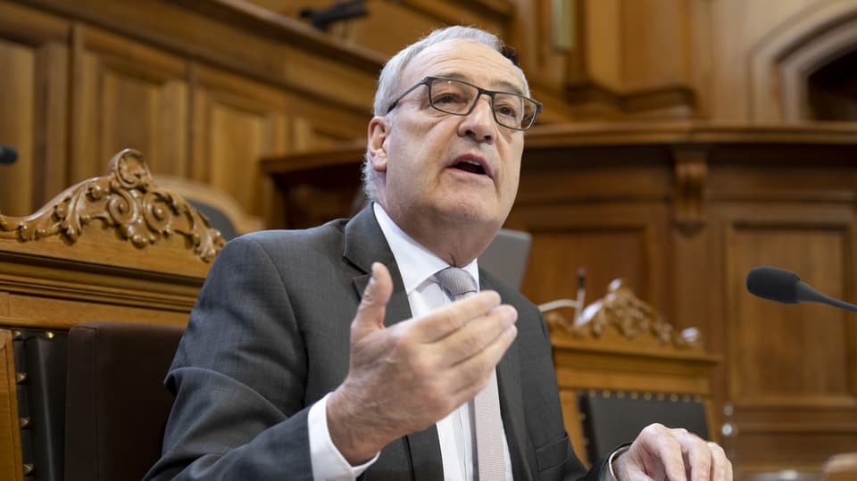 Guy Parmelin; ein weisshaariger Mann mit Brille, der gestikuliert