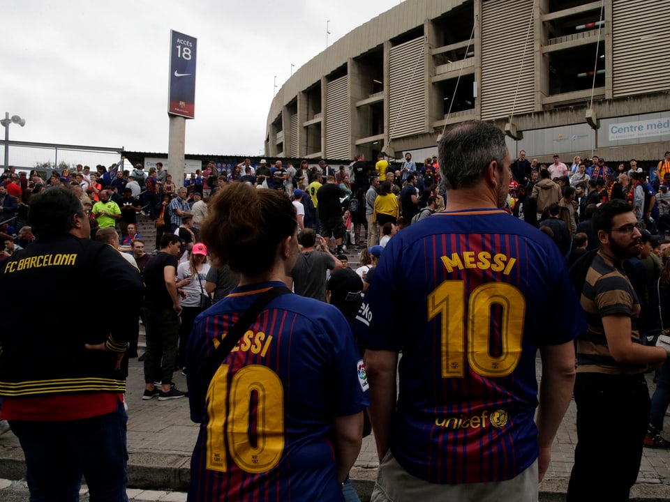 Barca-Fans vor dem Camp Nou.