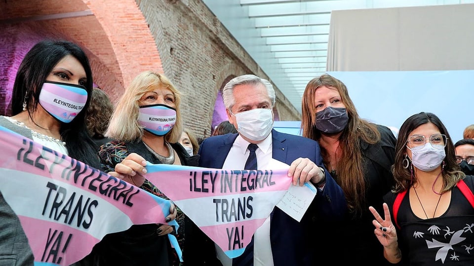 Alberto Fernàndes an einer LGBTI-Demo.