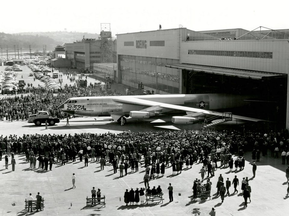 Eine Boeing B-52 wird aus dem Lager in Seattle gerollt.