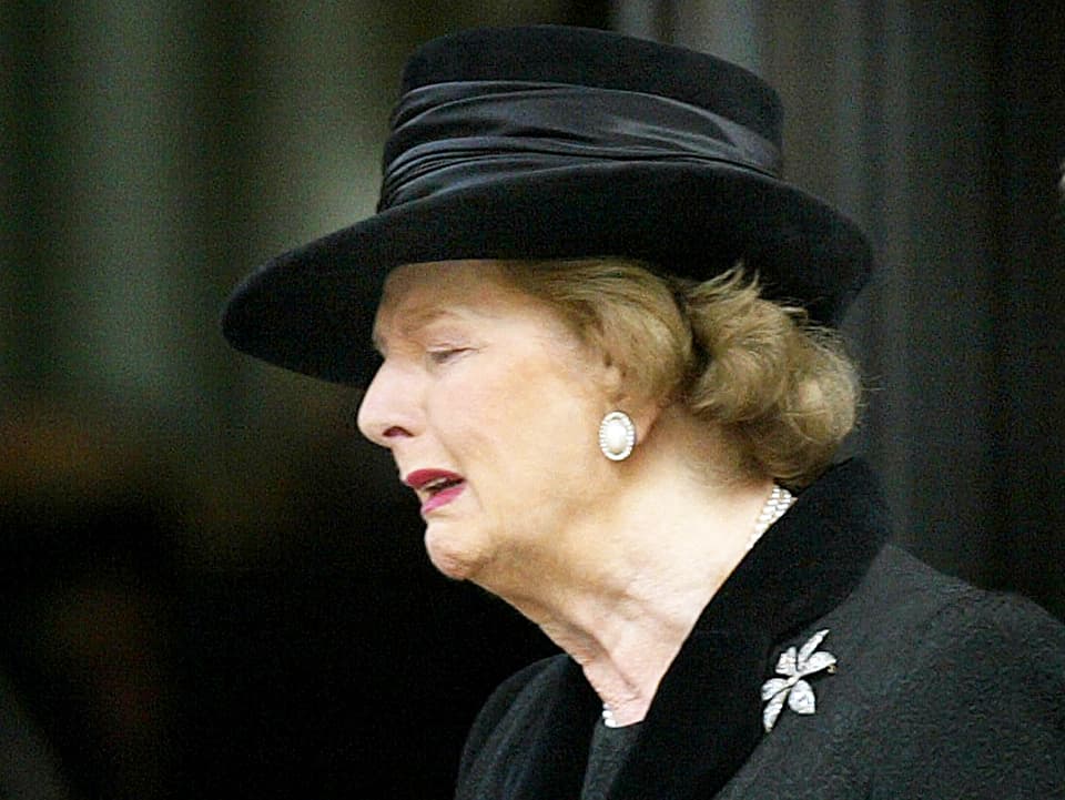 Margaret Thatcher beim Verlassen eines Gedenkgottesdienstes für ihren verstorbenen Mann Denis im Oktober 2003.