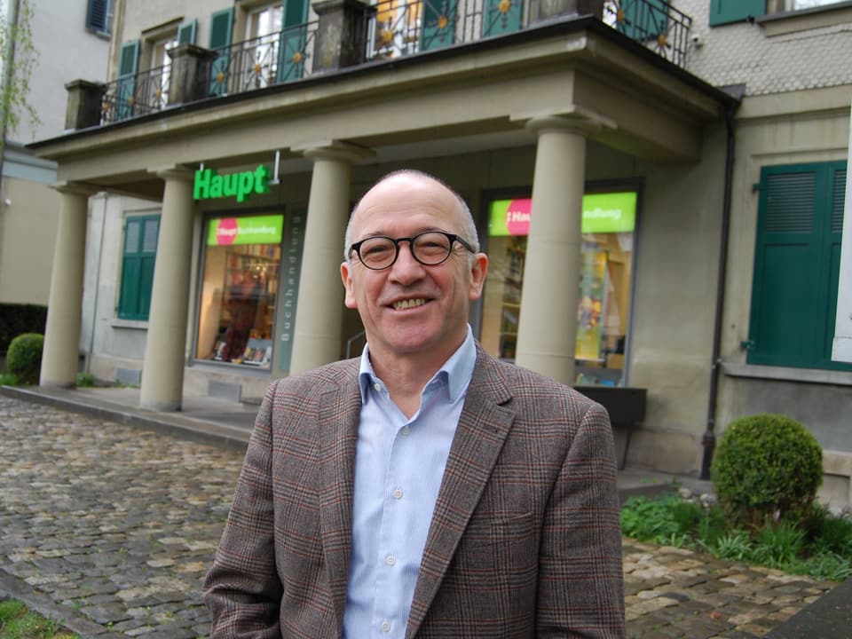 Verleger Matthias Haupt vor seinem historischen Verlagshaus am Berner Falkenplatz.