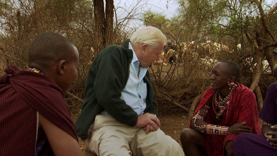 Naturfilmer David Attenborough bei einer einheimischen Familie.