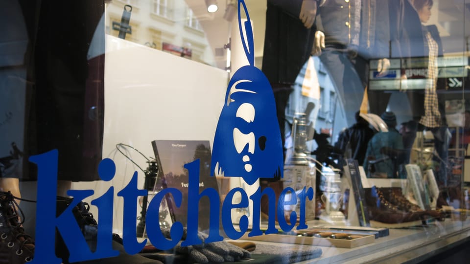 Blick in die Schaufensterauslagen des Berner Concept-Stores «Kitchener». 