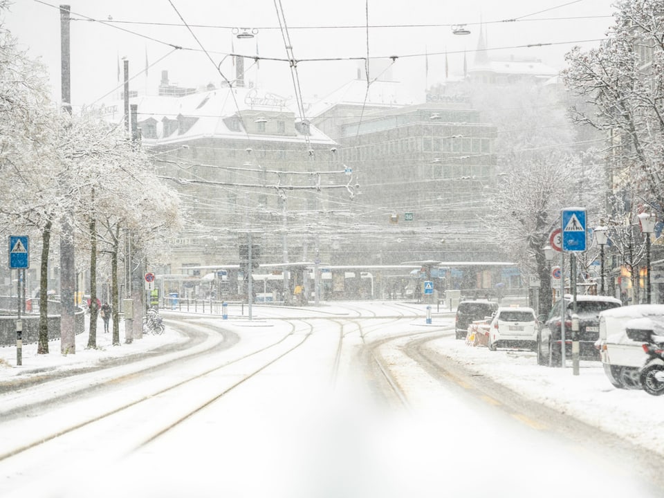 Schneebedeckte Strassen mitten im Zürich