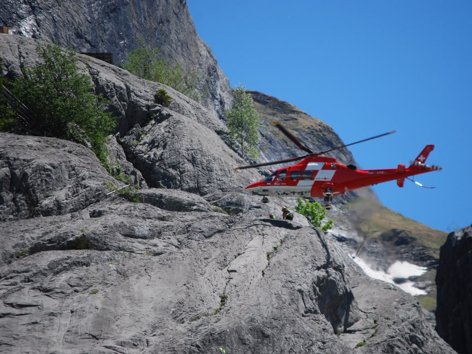 Rega-Helikopter während einer Rettungsübung bei Felswand. 