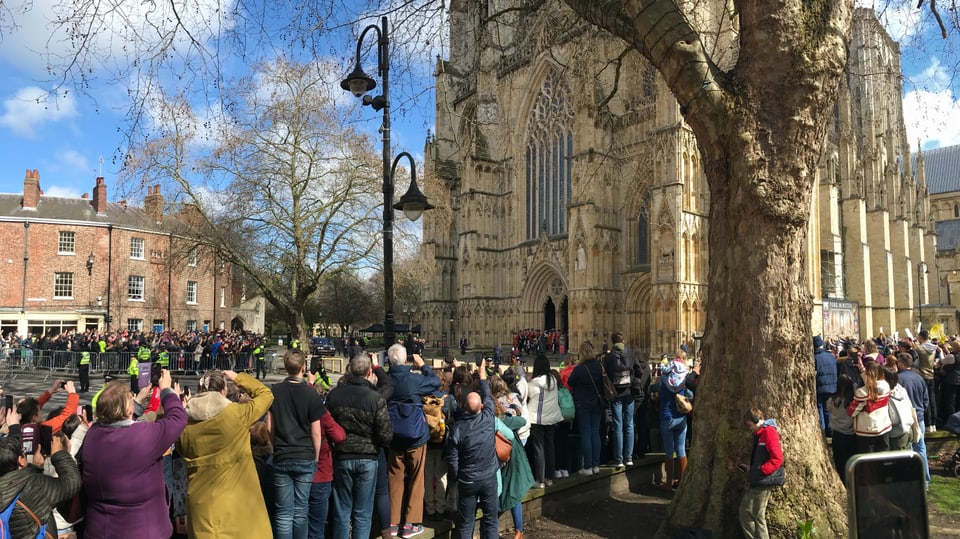 Vor dem Hauptportal der Kathedrale in York warten Hunderte Menschen auf König Charles und Camila. 