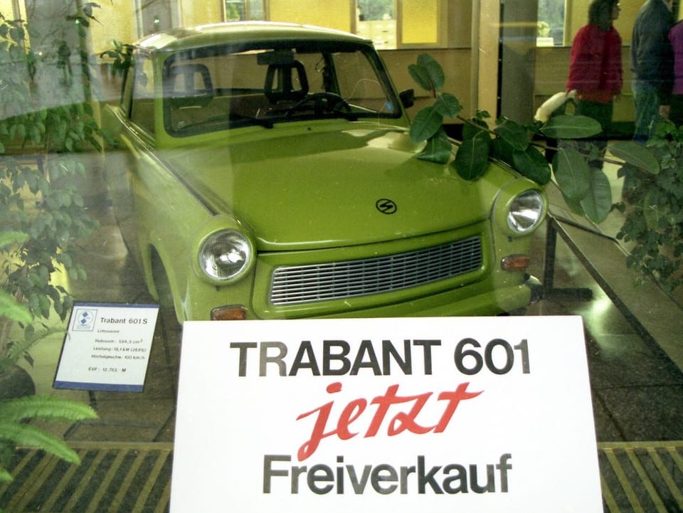 Trabant im Schaufenster mit dem Schild «Trabant 601 jetzt Freiverkauf».