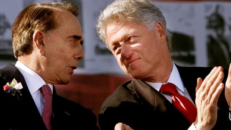 Bob Dole (links) neben Bill Clinton im Jahr 2000. 